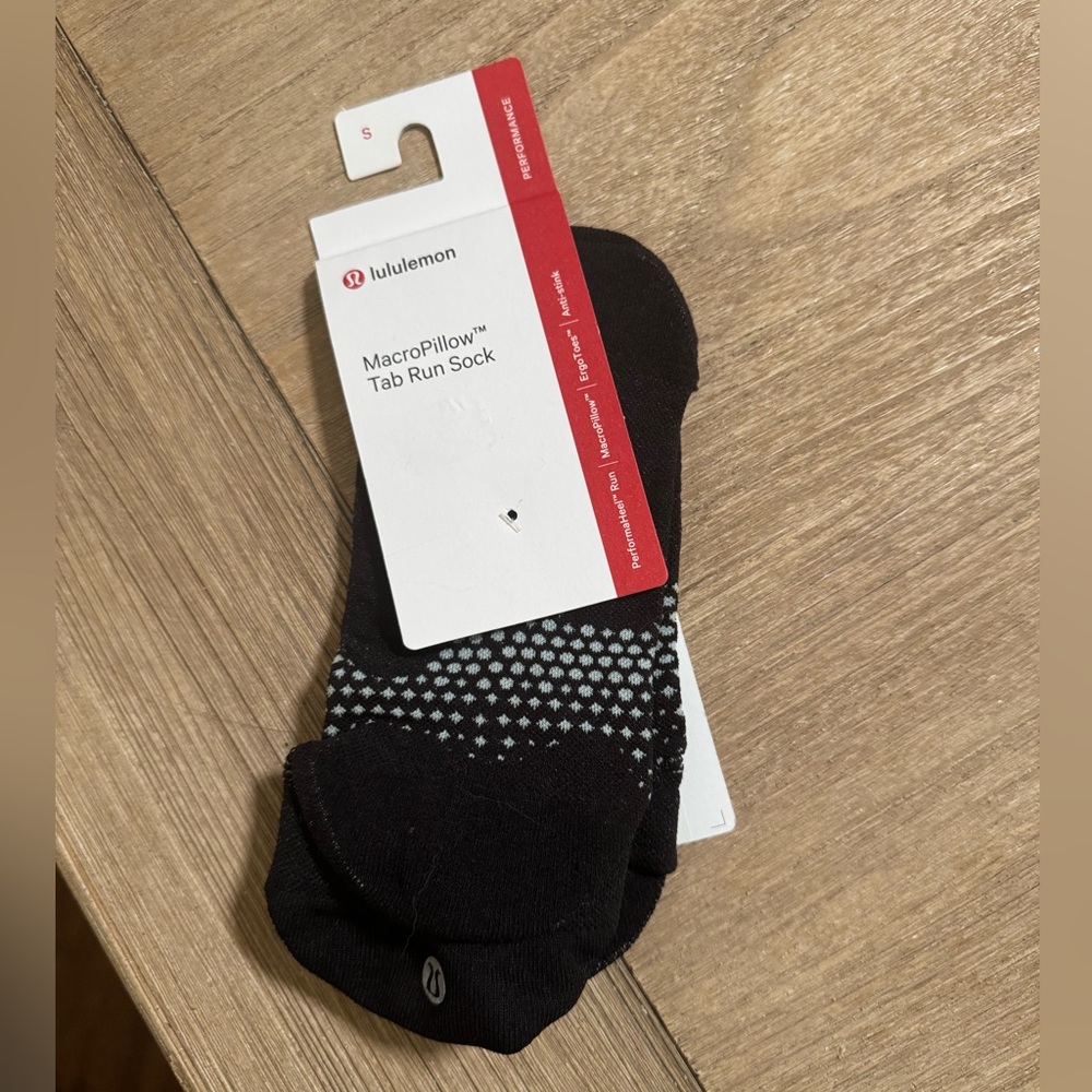 Lululemon Macropillow tab run sock NWT